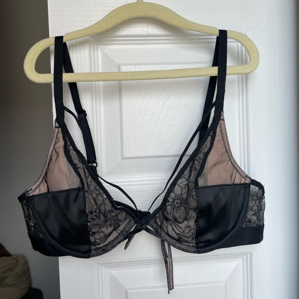 Victoria's Secret Black and Cream Lace Bra
